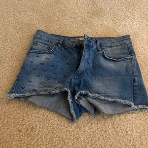 Mini blue jean shorts with details on one side